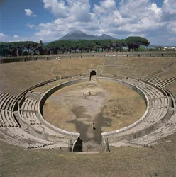 Amphithéâtre, commencé vers 80 av. J.-C.
